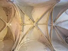 Photographie en couleurs de la voûte d'un édifice religieux.