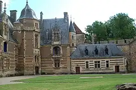 Loggia de la façade du château d'Ainay-le-Vieil (1500-1505).