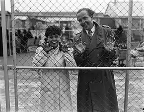 Corry Vonk&nbsp;(nl) et Wim Kan avant un départ en tournée outre-mer en 1948. Daan Noske/Anefo