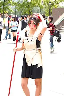 Femme asiatique en costume noir et blanc.