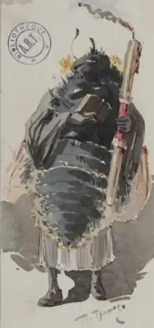 Costume réaliste de mouche noire avec des ailes et tête d'insecte, complété par un livret tenu dans une main et un baton-flambeau dans l'autre