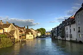 Maisons au bord de la Loue (vue depuis la passerelle).