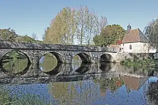 Pont sur la Loue au bourg de Coulaures.