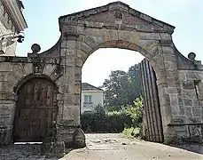 Portail, 2 Grande-Rue.