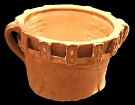 Bassin à deux anses et douze médaillons à tête humaine.