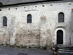Mur sud de la nef montrant des traces de surélévation.