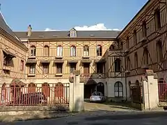 Moulin de Courcelles et sa cour.