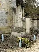 Le monument aux morts devant l'église.