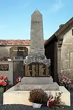 Le monument aux morts dans le cimetière devant l'église (mars&nbsp;2012)