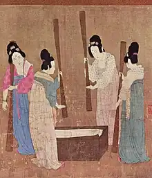 Apprêt de la soie par les dames de la cour, copie par l'empereur Huizong des Song d'une peinture de Zhang Xuan datant du VIIIe siècle, Rouleau portatif, encre et couleurs sur soie début XIIe siècle, 37 × 147 cm, Museum of Fine Arts, Boston. (3000 ans de peinture chinoise, 2003 p. 76)