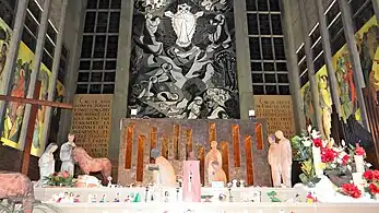 Crèche devant l'autel et en arrière-plan, la fresque de la Transfiguration.