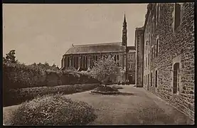 La communauté de la Divine Providence, avec la chapelle et l'une des cours (1930).