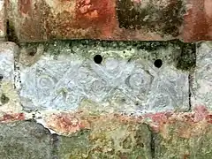 Bloc décoré en remploi probable dans le chœur.