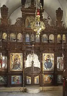 photographie couleurs : un mur de bois décoré d'icônes