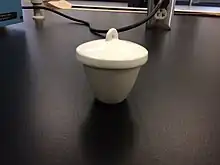 Figure 1:  Creuset en porcelaine avec son couvercle