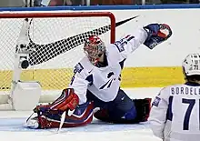Cristobal Huet dans la tenue de l'équipe de France devant son but