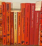 Photographie des dos de plusieurs livres