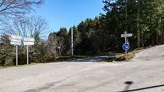 Croisement de la départementale d2, à Alliandre devant la mairie du village.