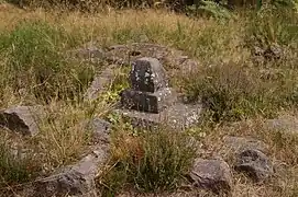 Sépulture avec une stèle-édicule et une urne