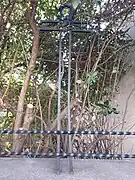 Croix de Passion, installée à l'origine sur la place Carnot, déplacée à quelques mètres sur l'avenue Charles de Gaulle.