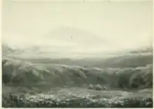 Croquis représentant un paysage avec en avant plan un campement, en second plan la savane et en arrière plan le Mont Kenya.