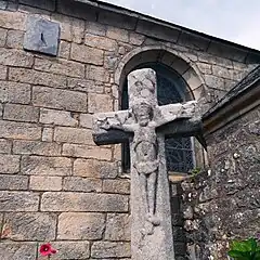 Christ en croix sculpté