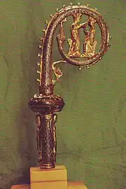 Crosse en cuivre émaillé du XIIIe&nbsp;siècle. Émaux limousins.