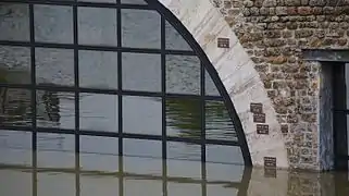 Niveau de l'eau au bassin de l'Arsenal à Paris le 3 juin 2016 à 17h. A 6,05&nbsp;m le niveau de la crue de 1982 est quasiment atteint.