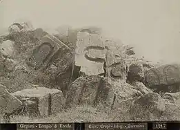 Vers 1900 avec saignées de bardage en U