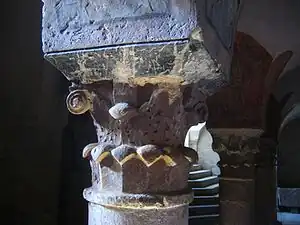 Chapiteau du XIe siècle, crypte de la cathédrale de Bayeux.