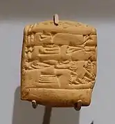 Tablette en argile claire.