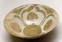 Coupe, décor de lustre métallique monochrome sur glaçure opacifiée, Xe siècle.