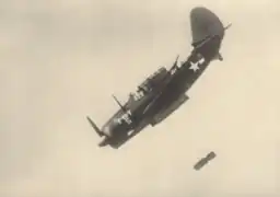 Helldiver SB2C-1 effectuant un bombardement en piqué (1943).