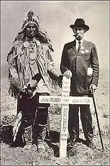 Le scout crow White Man Runs Him et le général Godfrey, vétérans de la bataille, 1926.