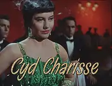 Image du film où Cyd Charisse, une femme portant une robe verte et des cheveux noirs courts, sourit. Sur l'image est incrusté son nom en lettres dorées.