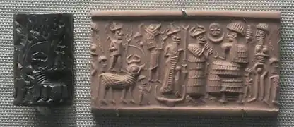 Divinités approchant un personnage sur un trône, sans doute le roi. On y repère notamment Adad, le dieu de l'Orage, sur un taureau, et Sîn, le dieu-lune, sur sa barque.