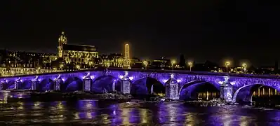Le pont décoré à l'occasion des fêtes de fin d'année.