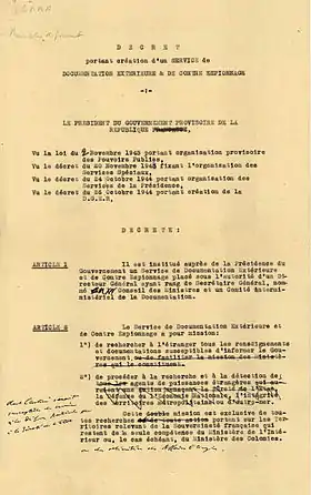 Décret portant création du Service de documentation extérieure et de contre–espionnage (SDECE), version préparatoire annotée par le président du Conseil Charles de Gaulle. Le décret est pris en Conseil des ministres le 28 décembre 1945 et promulgué le 4 janvier 1946, mais non publié au Journal officielFaligot et Krop 1985, p.&nbsp;58. ,Faure 2004, p.&nbsp;205. ,Sébastien Laurent (dir.), Politiques du renseignement, Pessac, Presses universitaires de Bordeaux, coll.&nbsp;« Espace public / Histoire », 2009, 355&nbsp;p. (ISBN&nbsp;978-2-86781-548-5, lire en ligne), p.&nbsp;295.,Bertrand Warusfel, Contre-espionnage et protection du secret : Histoire, droit et organisation de la sécurité nationale en France, Panazol, Lavauzelle, 2000, 496&nbsp;p. (ISBN&nbsp;2-7025-0451-5), p.&nbsp;52.. Archives nationales de France.