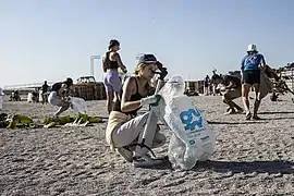 Dépollution d'une plage à Marseille en 2020 lors du DELTA festival.