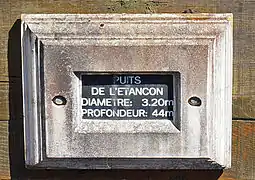 Inscriptions : diamètre = 3,2&nbsp;mètres, profondeur = 44&nbsp;mètres.
