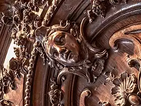Visage sur la porte