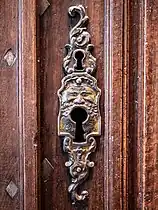 Serrure, masque grotesque