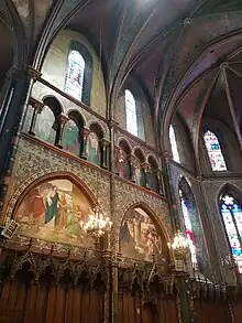 Détail des peintures du chœur. Sur les colonnes (d'ordre corinthien) apparaissent des coquilles, en référence à l'attribut de Saint Jacques, apôtre du Christ et dédicataire de l'église.