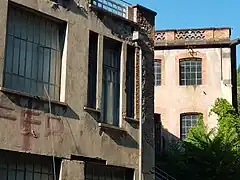 Zoom sur les fenêtres de l'ancien bureau du directeur de l'usine jusqu'en 1956.