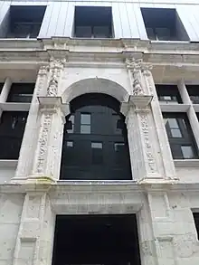 Baie centrale encadrée de pilastres à candélabres, hôtel Romé, Rouen.