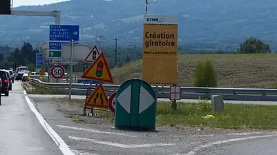 Balise J14a de petit modèle à l'intersection de la D903 et de l'autoroute A40 en Haute-Savoie.