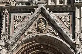 Pignon du portail de droite.