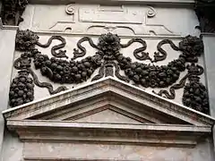 Feston sur la façade de l'église Santa Maria dei Miracoli presso San Celso (Milan).