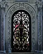 Grille en fer forgé.