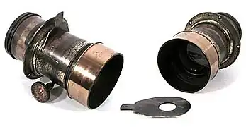 Objectif et diaphragme Waterhouse&nbsp;(en).